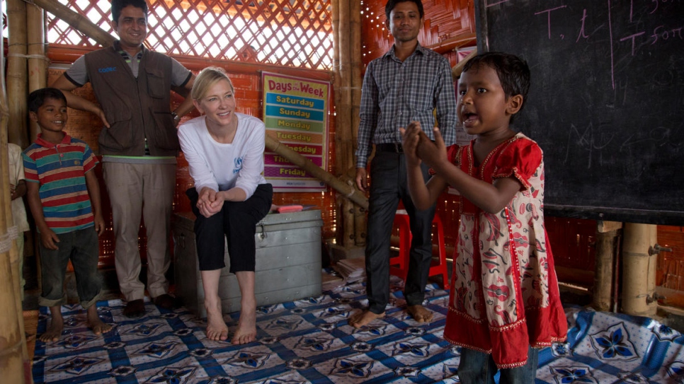 La Embajadora de Buena Voluntad del ACNUR, Cate Blanchett, con unos niños en el Centro Temporal de Aprendizaje, apoyado por el ACNUR, y administrado por el socio CODEC, en el asentamiento de Kutupalong.