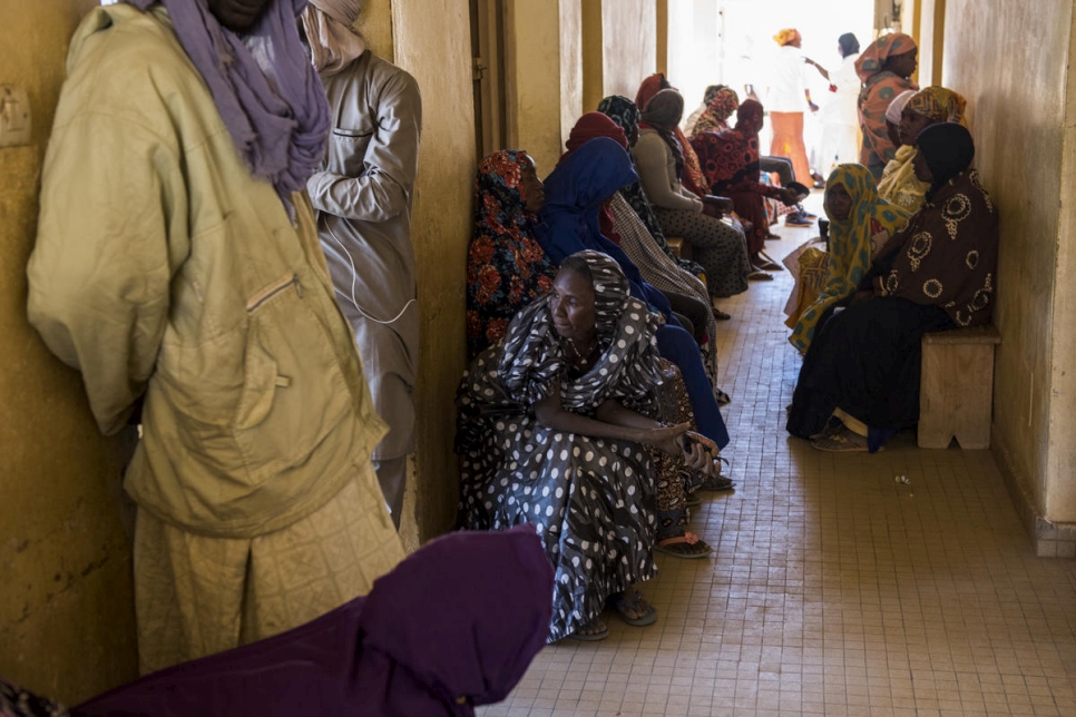 مجموعة من المرضى في غرفة للانتظار في المستشفى العام، والذي يضم 11 طبيباً و 61 ممرضاً لخدمة منطقة يبلغ عدد سكانها حوالي 550,000 نسمة. 