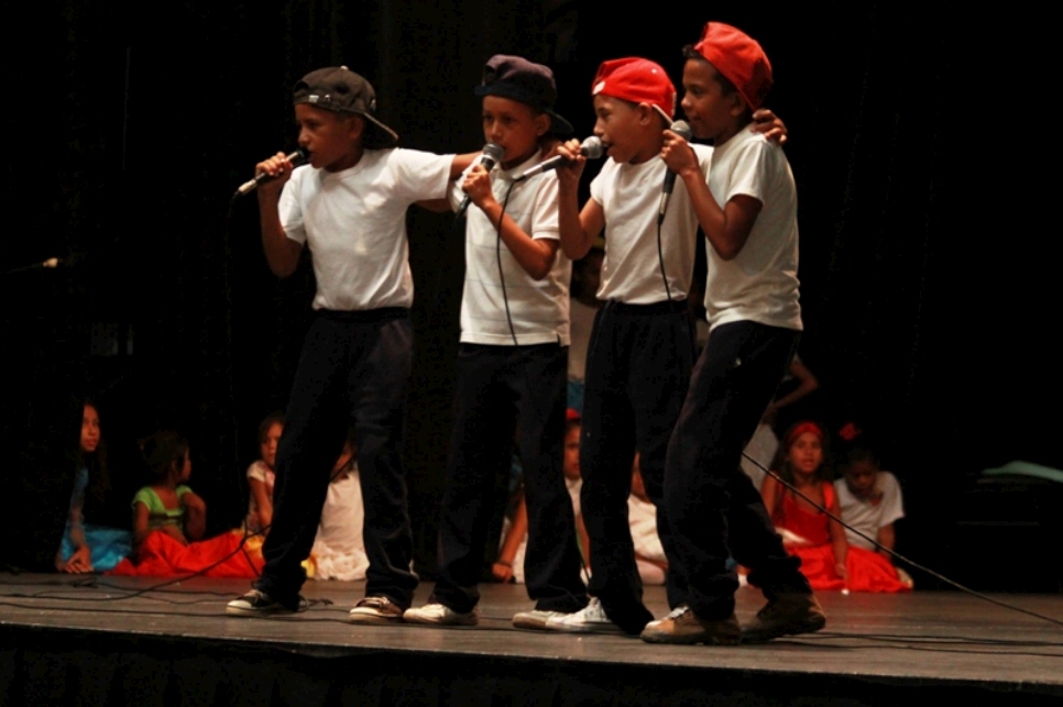 Niños de la Red Lazos de Amistad realizan presentación musical en el evento cultural para conmemorar el Día Mundial del Refugiado.