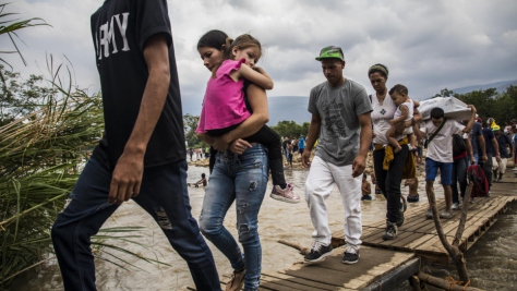 Venezolanos cruzando un punto de entrada informal para llegar a Cúcuta, en Colombia, abril de 2019.