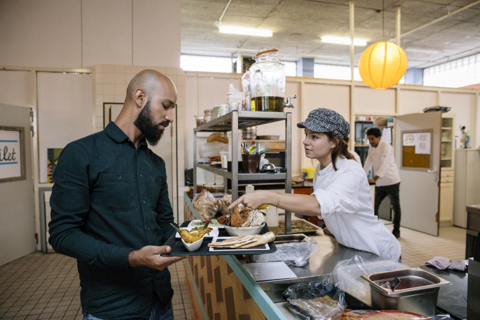 Hayder Al Saadi, gerente, habla con la chef Rosah van Schendelen en la cocina del restaurante A Beautiful Mess.  