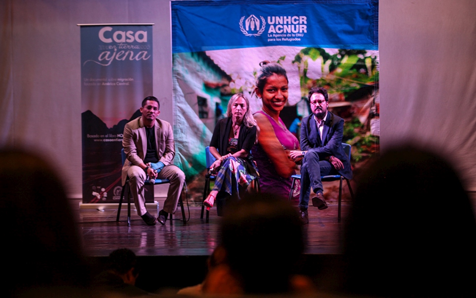 De Izquierda a derecha: José Antonio Villalobos, Asesor legal de Cáritas El Salvador; Elisa Carlaccini, Jefa de Oficina Nacional del ACNUR en El Salvador y
Jorge Álvarez, Oficial de protección del ACNUR.
