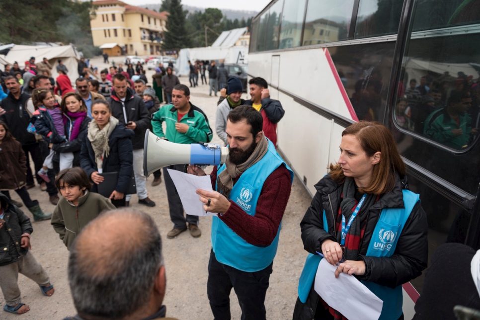 Personal del ACNUR organiza la reubicación de una gran población Yazidí de alrededor de 1.100 personas.