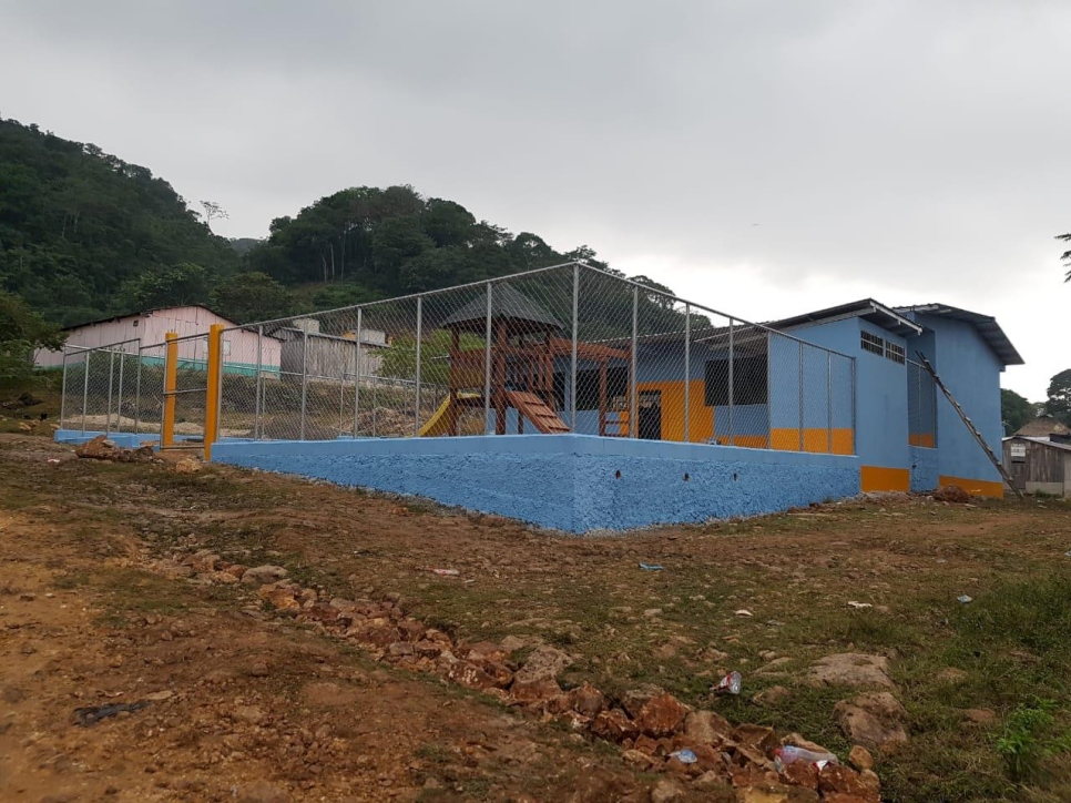 La escuela de párvulos construida. Gracias al ACNUR y la colaboración de las autoridades locales y miembros de la comunidad, esta escuela en El Ceibo podrá ser un espacio en que niños y niñas en edad preescolar podrán aprender y jugar.