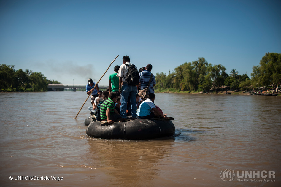 Una balsa en el río Suchiate, que marca parte de la frontera entre Guatemala y México.