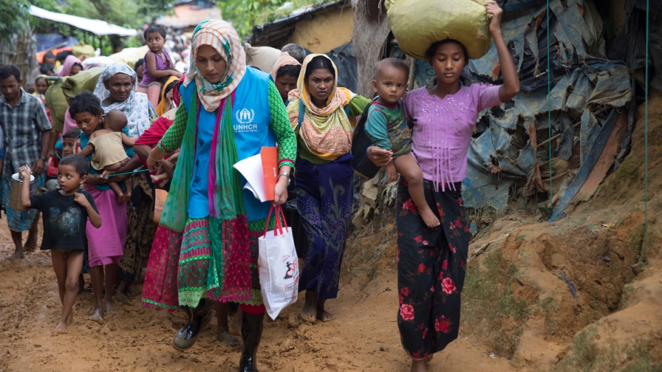 La oficial de protección de ACNUR Shirin Aktar reubica a un grupo de familias de refugiados Rohingya recién llegados al campamento de refugiados de Kutupalong en Bangladesh.