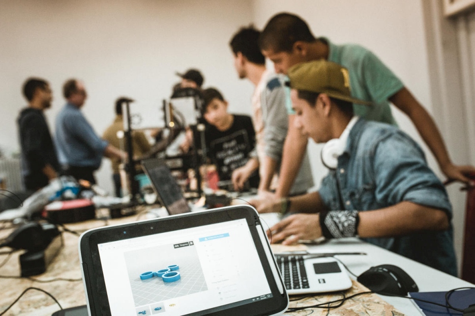 Adolescentes solicitantes de asilo asisten al taller de impresión en 3D. La mayoría de ellos estaban sedientos de aprendizaje y asistieron a todas las sesiones, de mañana y tarde.