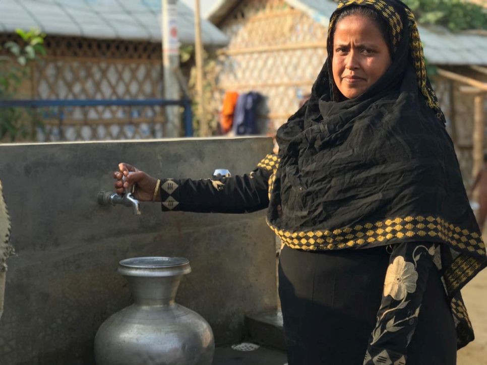 اللاجئة لالو بيغوم، 32 عاماً تتزود بالماء من الصنبور في نقطة توزيع المياه التابعة للشبكة العاملة بالطاقة الشمسية قرب منزلها في مخيم كوتوبالونغ في بنغلاديش.