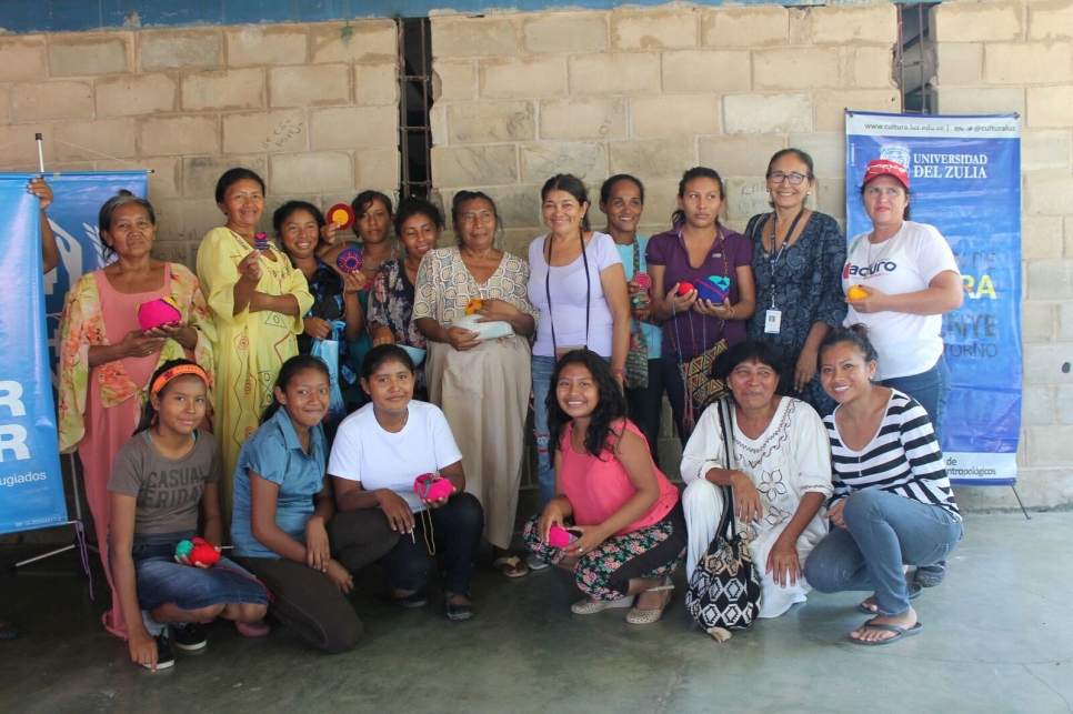 Cierre del taller de tejido indígena, las mujeres muestran algunos de los tejidos que realizaron durante la capacitación.