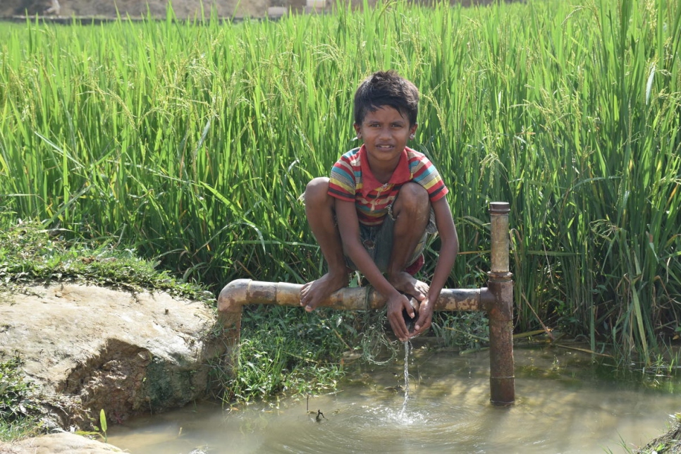 Un niño rohingya agachado sobre una tubería de agua en el asentamiento de refugiados de Chakmakul, en el sur de Bangladesh.