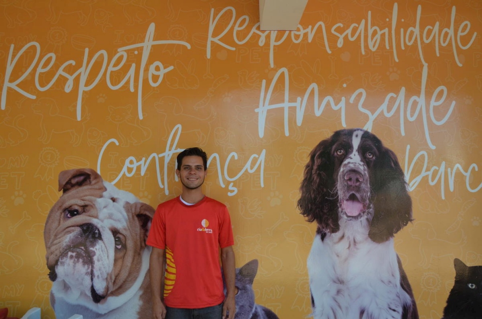 Rolando, solicitante de la condición de refugiado de 25 años de edad, venezolano, trabaja como asistente en la tienda de mascotas Cia da Terra, en Brasilia.