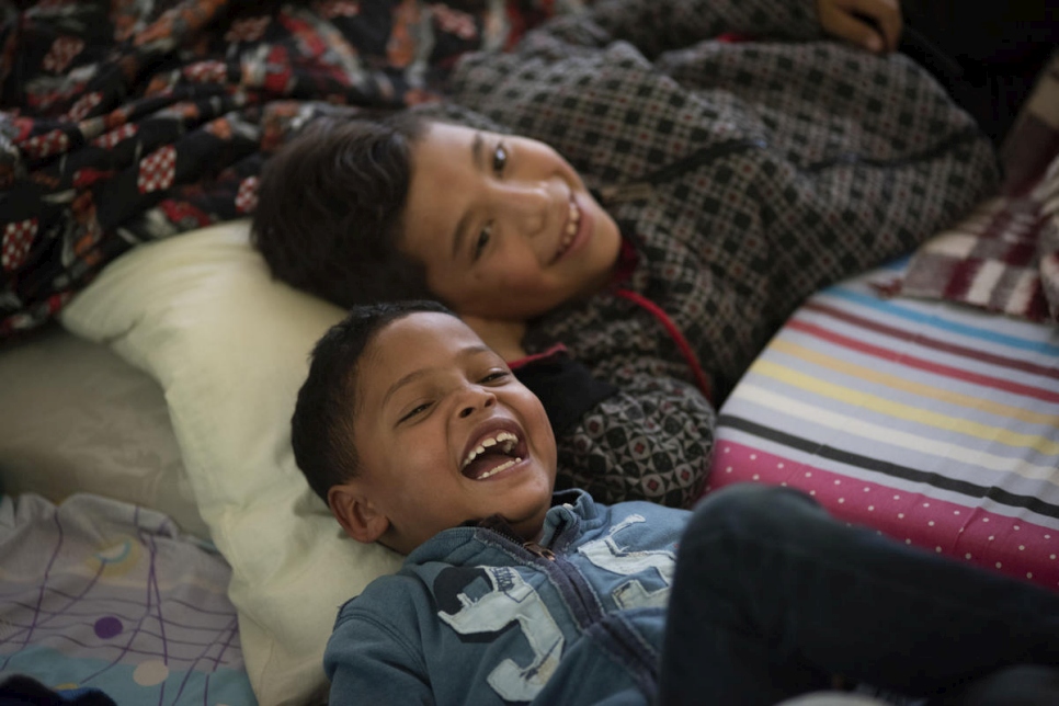 أطفال فنزويليون مهاجرون ولاجئون يشاهدون أحد الأفلام في مركز "قلوب بلا حدود" لرعاية الأطفال في بوغوتا.