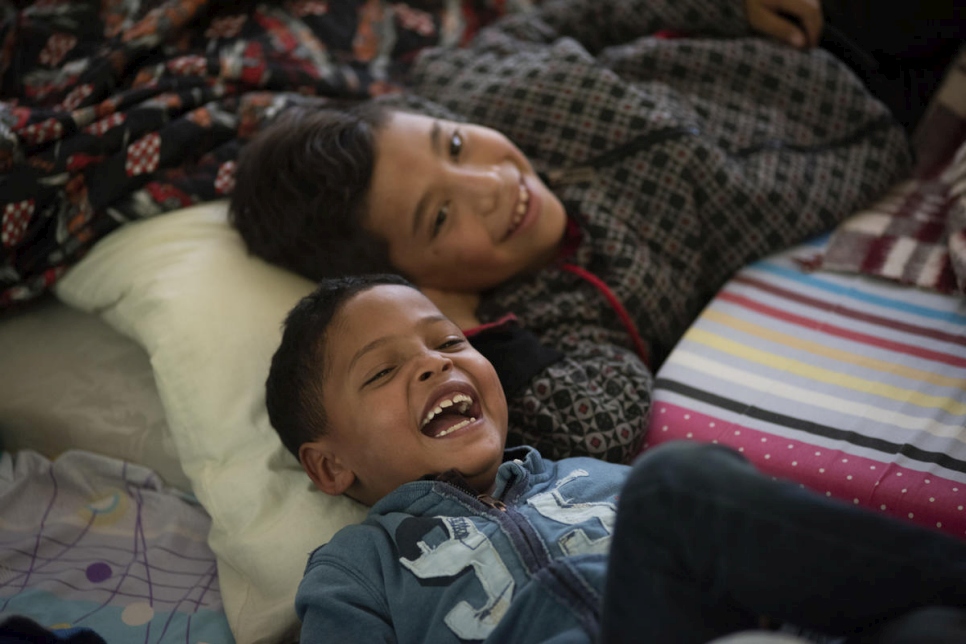 Niños y niñas refugiados y migrantes venezolanos viendo la película Ratatouille en el centro de cuido Corazón Sin Fronteras, en Bogotá.