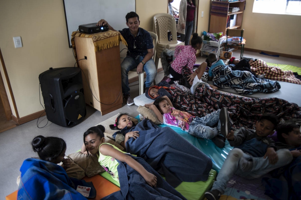 Niños y niñas refugiados y migrantes venezolanos viendo la película Ratatouille en el centro de cuido Corazón Sin Fronteras, en Bogotá.
