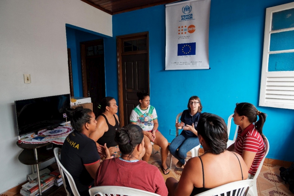Las habitantes de la Casa Miga, primer albergue para personas refugiadas LGBTI de Brasil, se reúnen con una funcionaria del ACNUR de Manaos para discutir cuestiones de protección e integración. 