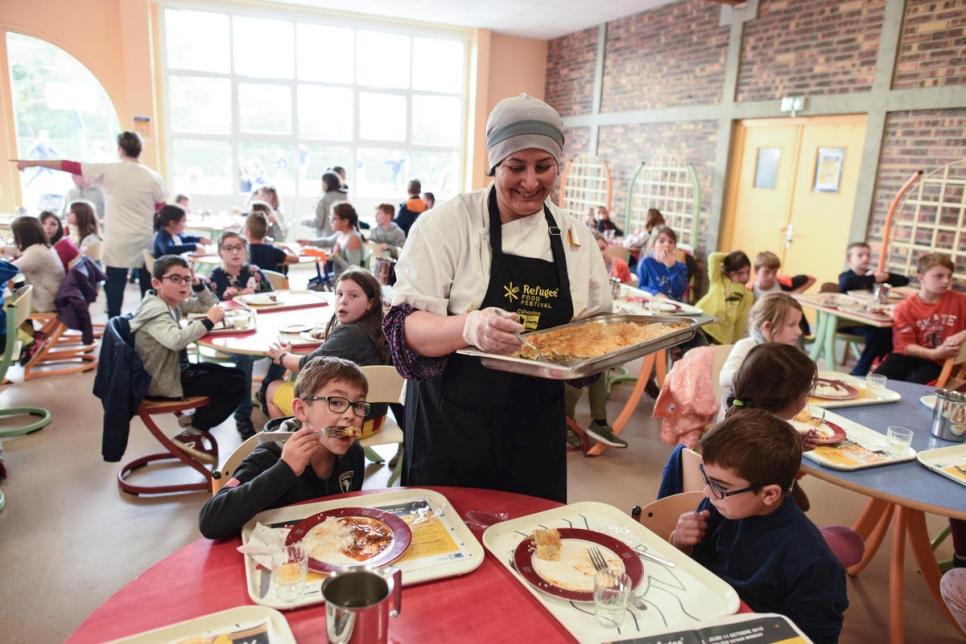 La chef iraquí Maryam Hani hizo el almuerzo para más de 200 niños en el Collège Octave Mirbeau en Trévières, al noroeste de Francia. 