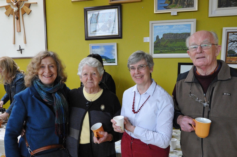 Nola Leonard (segunda desde la derecha) disfruta de una velada social con otros miembros del programa de patrocinio para acoger a una familia de refugiados sirios a Dunshaughlin, Condado de Meath. 