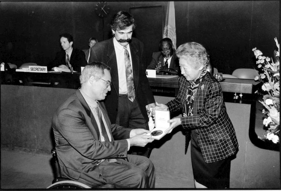 CEREMONIA DE PREMIO NANSEN MEDAL 1996 / La Medalla Nansen de 1996 fue otorgada a la ONG franco-belga "Handicap International" por su destacado trabajo con las personas refugiadas. La Alta Comisionada de las Naciones Unidas para los Refugiados, la Sra. Sadako Ogata, entregó la medalla en una ceremonia en el Palacio de la Nación, en Ginebra al Dr. Jean-Baptiste Richardier, codirector y cofundador de Handicap International, y Patrick Segal, su vicepresidente, que también es delegado interministerial de Francia para personas con discapacidad. Aceptaron el premio en nombre de la organización. ACNUR / A. Hollmann / 4 de octubre de 1996 .