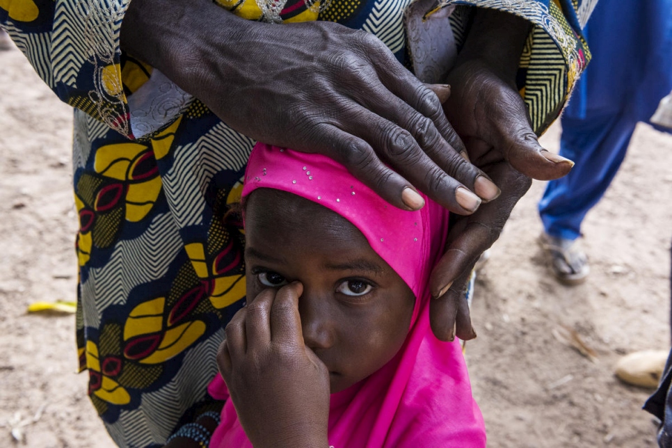 Djenika (con un pañuelo rosa) y su padre Zana son algunos de los aldeanos de Olleo (Côte d'Ivoire) que carecen de papeles. 