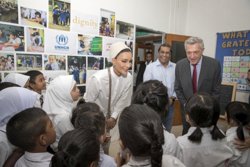 Su Alteza la Jequesa Moza bint Nasser, fundadora y presidenta de la fundación Education Above All (EAA) y el Alto Comisionado de las Naciones Unidas para los Refugiados, Filippo Grandi, visitando a niños y niñas refugiados en la escuela Dignidad, que hace parte del programa de EAA Educa a un Niño, implementado por ACNUR en Kuala Lumpur, Malasia. 