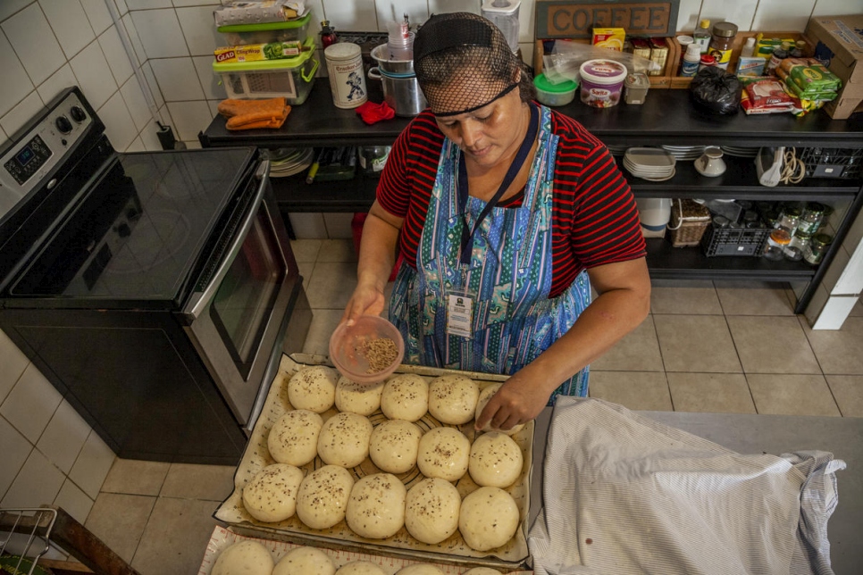 Isabel es una solicitante de asilo hondureña que espera poder reiniciar su vida en Guatemala, junto con su familia. Gracias al proyecto Turi-Integra, está haciendo una práctica en un restaurante, donde aprende panadería e inglés.