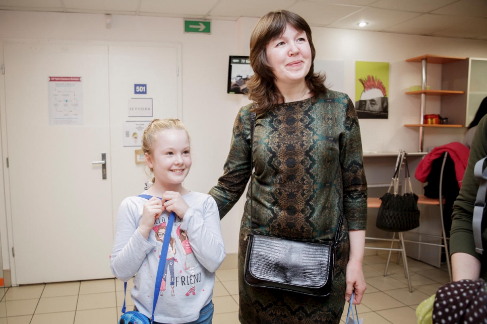 الأوكرانية اللاجئة سفيتلانا مع ابنتها ماش، 9 أعوام.