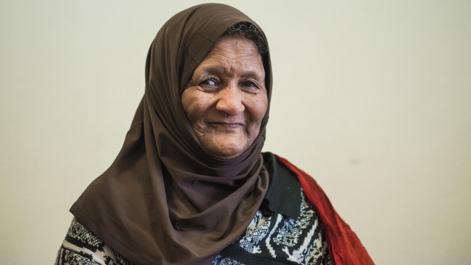 La abuela somalí Fadumo Nour Zein de 81 años espera un reasentamiento desde Siria en un centro de tránsito de emergencia de ACNUR en Timisoara, Rumania.