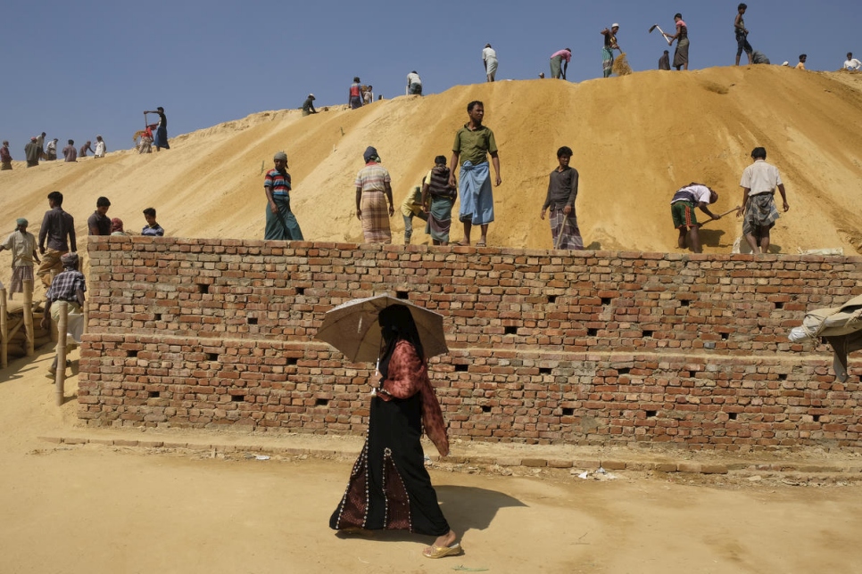 Refugiados rohingya trabajan para atenuar el riesgo de inundaciones y desprendimientos en el campamento de Chakmarkul (Bangladesh). La temporada de ciclones suele comenzar en abril o mayo. Después vienen los monzones.