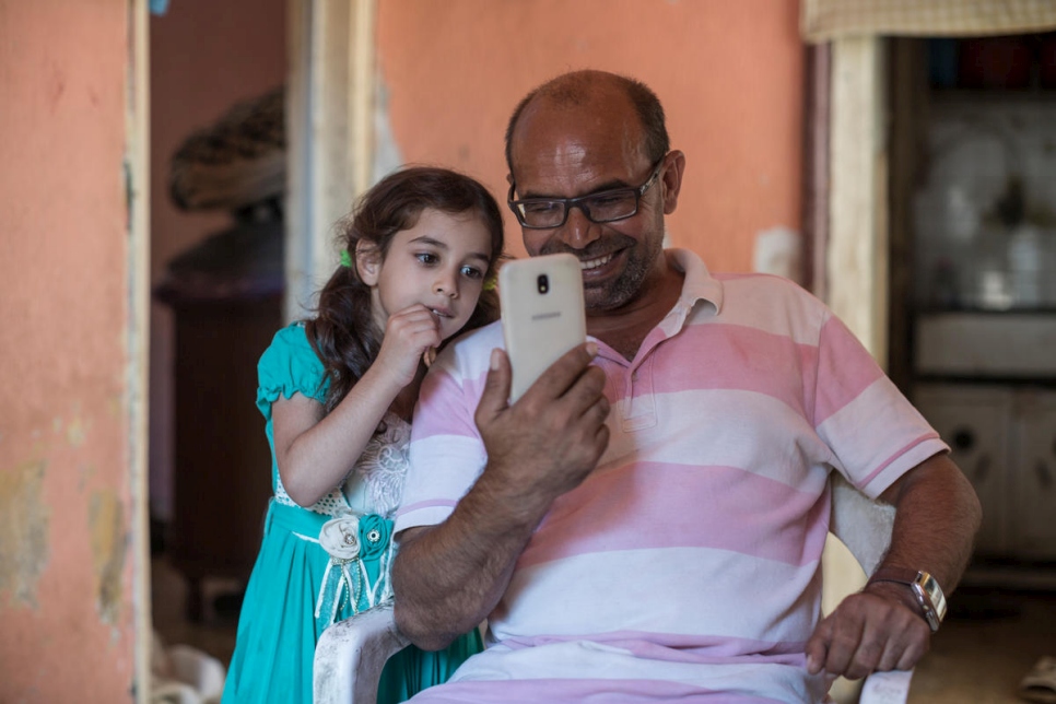 El padre de Zain, Ali, y su hermana Riman sonríen mientras hablan con un primo que ya vive en la ciudad noruega de Hammerfest. 