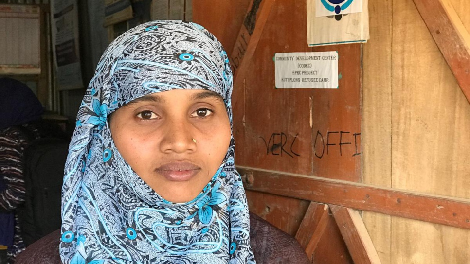 Trabajando para ayudar a las jóvenes refugiadas rohingyas a obtener educación para las niñas desplazadas. Alinesa, una maestra rohingya de 32 años, dicta clases nocturnas para los recién llegados refugiados rohingyas en Ideal Primary School, dirigida por CODEC, la socia de ACNUR.