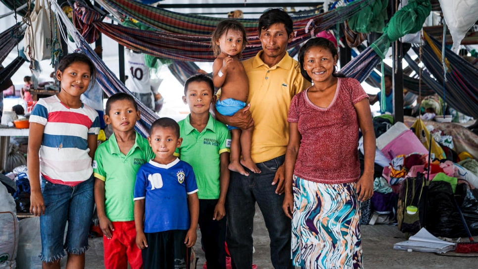 Euligio Báez, un líder warao de Venezuela, posa con su familia en Boa Vista, Brasil. 