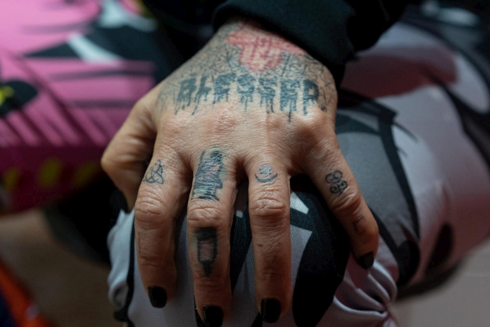 El tatuaje en su mano dice "blessed" (bendecida), pero la refugiada hondureña Maritza tuvo que sufrir muchas privaciones.
