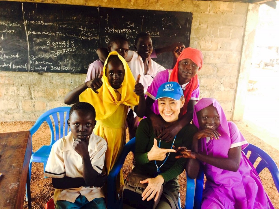 Keiko con los niños en un club de derechos del niño en una escuela en el campamento de refugiados de Maban, Sudán del Sur. Los niños reciben sesiones de sensibilización sobre el matrimonio precoz y forzado. 