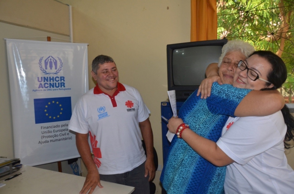 Doña Alicia le agradece al equipo de Cáritas Manaos por su apoyo con el programa de ayuda de vivienda, financiado por ECHO, en colaboración con ACNUR Brasil. 