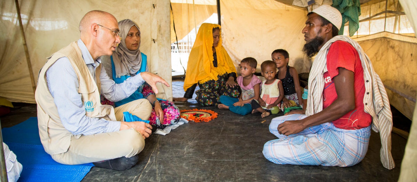 Volker Türk, le Haut Commissaire assistant du HCR chargé de la protection, durant une visite du camp de réfugiés de Kutupalong, au Bangladesh. 