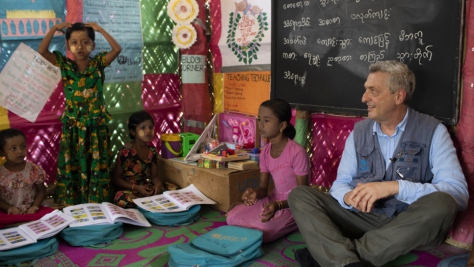 Myshara (en rose), une réfugiée Rohingya âgée de 13 ans, et le chef du HCR, Filippo Grandi, sont assis dans une salle d'école du camp de Kutupalong, au Bangladesh. 