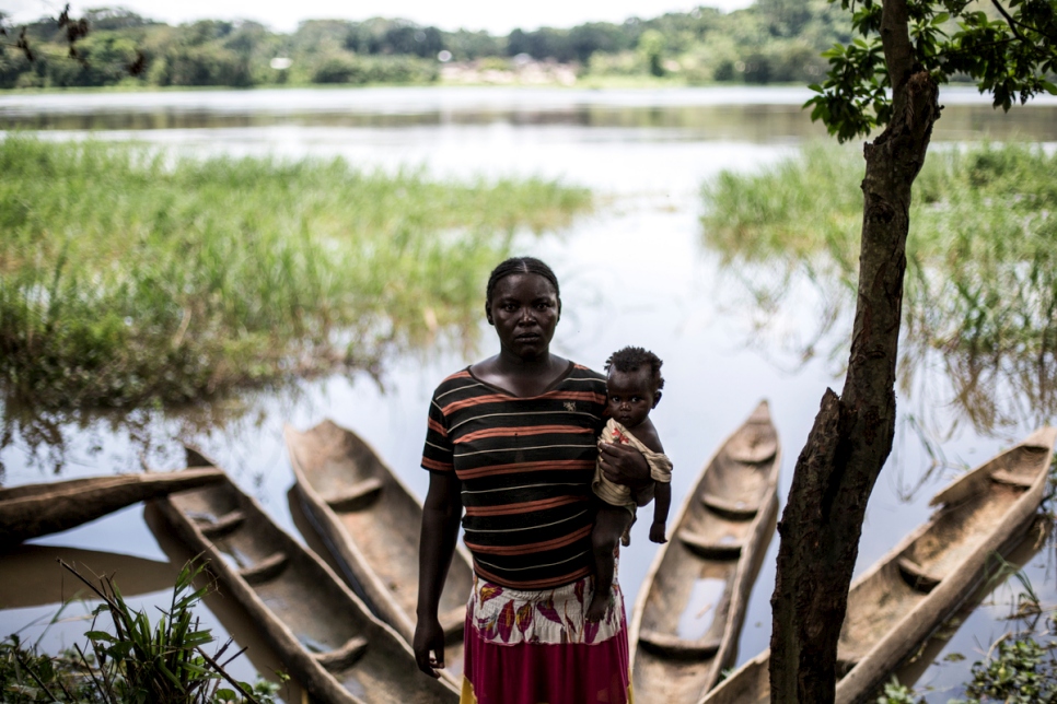 شانتال، 29 عاماً، لاجئة من إفريقيا الوسطى، مع أصغر أطفالها الثلاثة. 