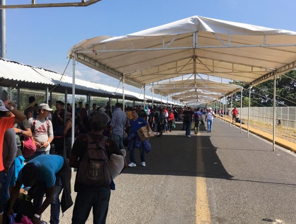La población que pide entrar al país hace fila para registro y revisión de su solicitud en el puente internacional en Ciudad Hidalgo, Chiapas.