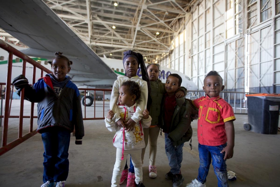 Entre los 132 refugiados y solicitantes de asilo que viajaron a Níger el jueves se encontraban varios niños. 