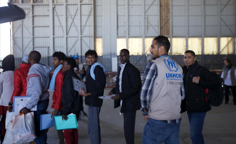 Un trabajador del ACNUR supervisa el proceso de evacuación en el aeropuerto de Trípoli. 