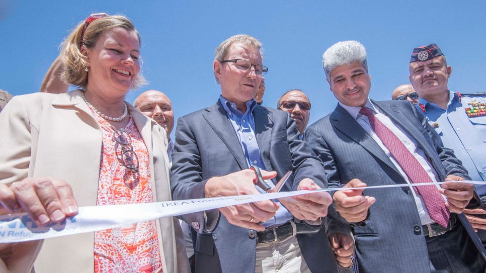 UNHCR's Deputy High Commissioner and the IKEA foundation's CEO officially open the solar power plant.