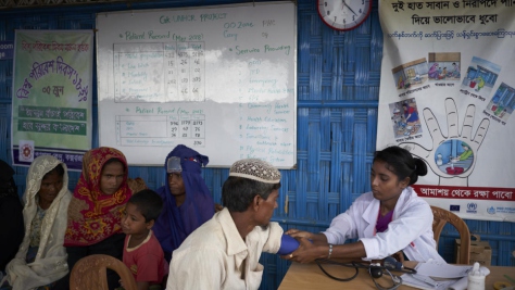 Un médecin vérifie la tension artérielle d'un réfugié rohingya dans une clinique de soins de santé primaires gérée par le HCR à Kutupalong, Bangladesh. Juin 2018.  