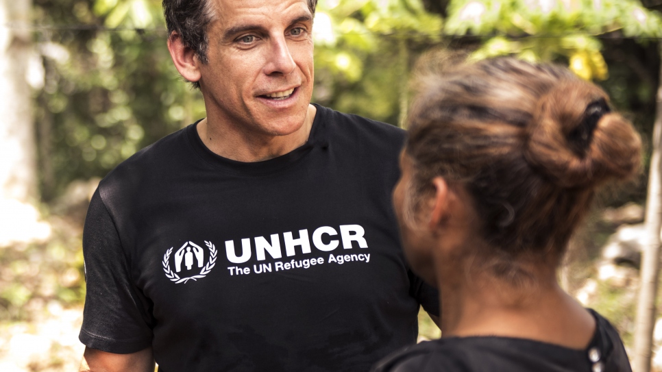 El Embajador de Buena Voluntad de ACNUR, Ben Stiller, hablando con María, de 55 años, quien huyó de la violencia y la persecución en El Salvador, para buscar la seguridad y una vida mejor en Guatemala.