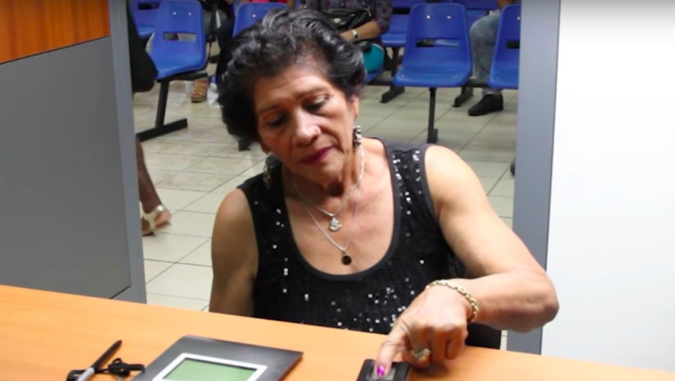 Doña Eloísa completando el trámite para la entrega de su cédula de identidad costarricense.