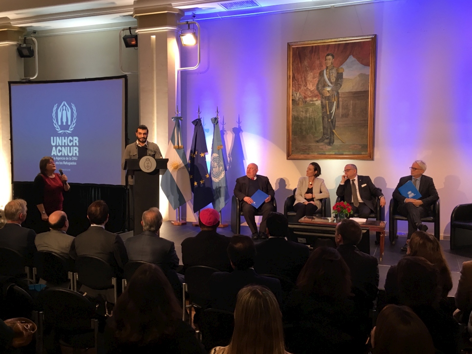 Okba, refugiado sirio dio inicio al evento en el Salón Libertador del Palacio San Martín.
