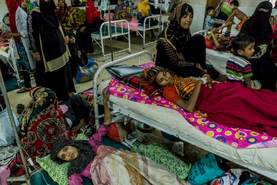 Pacientes rohingya y locales comparten una sala en el Hospital del Distrito de Sadar en Kutapalong, Bangladesh, el 3 de julio de 2018. 
