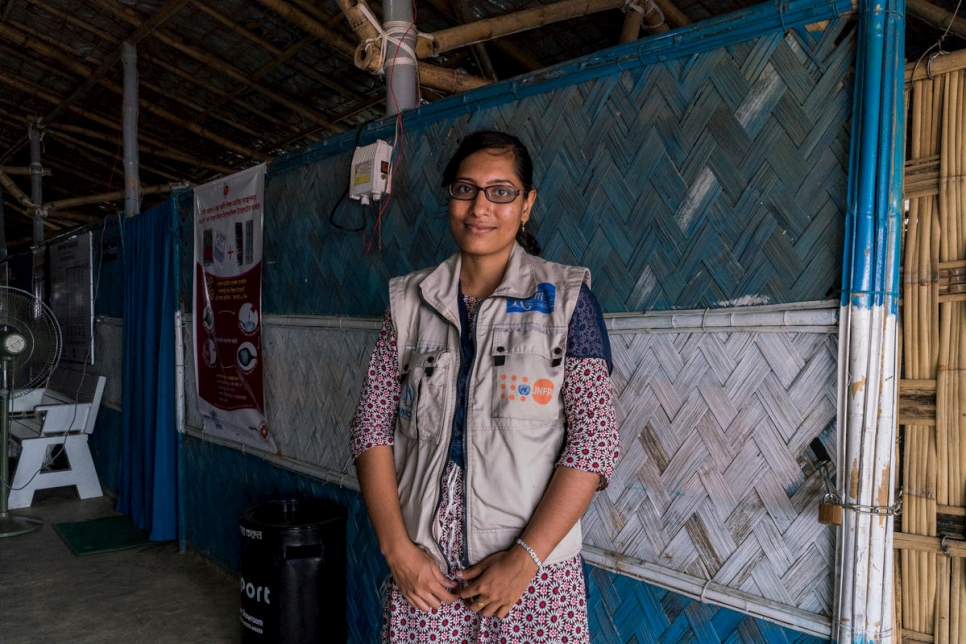 Nirea Khatun, una partera supervisora del UNFPA, posa para un retrato en un establecimiento de atención primaria de salud financiado por ACNUR y UNFPA en el sitio de refugiados de Kutupalong en Bangladesh. 