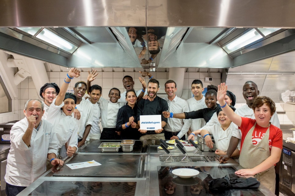 Chefs refugiados y sus homólogos italianos en la cocina del restaurante Eataly en Roma durante el Festival Gastronómico ConLosRefugiados 2017.