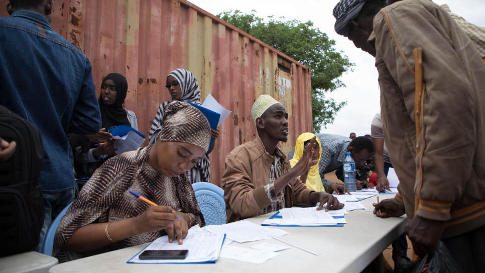 Personal de ACNUR registra a refugiados recién llegados al campamento para refugiados de Sololo, en el condado de Marsabit, Kenia.