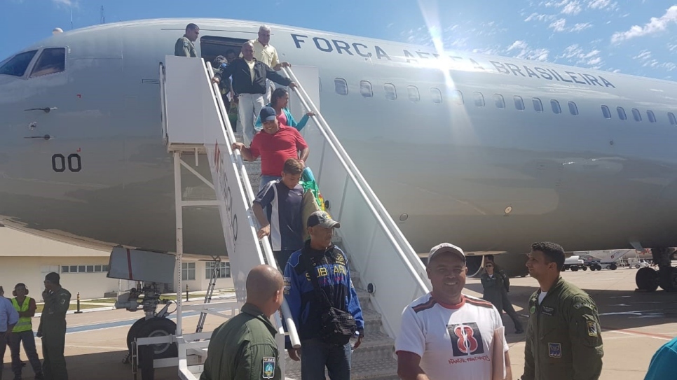 Venezolanos desembarcan en Cuiabá.